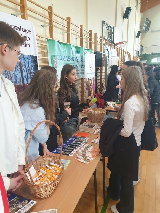 Tomaszowskie Targi Pracy cieszyły się dużym zainteresowaniem [ZDJĘCIA]