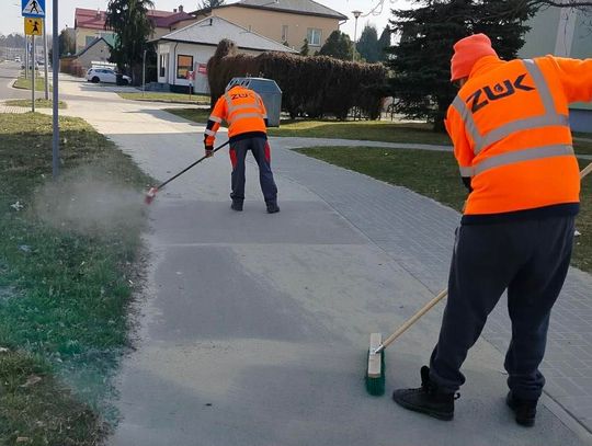 Wielkie sprzątanie Zamościa. Tony piasku znikną z miejskich ulic i chodników przed świętami [ZDJĘCIA]
