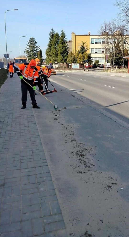 Sprzątanie ulic i chodników w Zamościu - galeria zdjęć