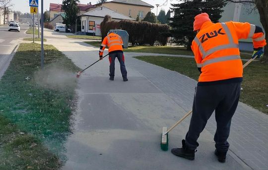 Sprzątanie ulic i chodników w Zamościu - galeria zdjęć