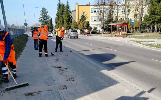 Sprzątanie ulic i chodników w Zamościu - galeria zdjęć