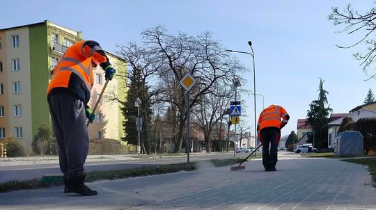 Sprzątanie ulic i chodników w Zamościu - galeria zdjęć