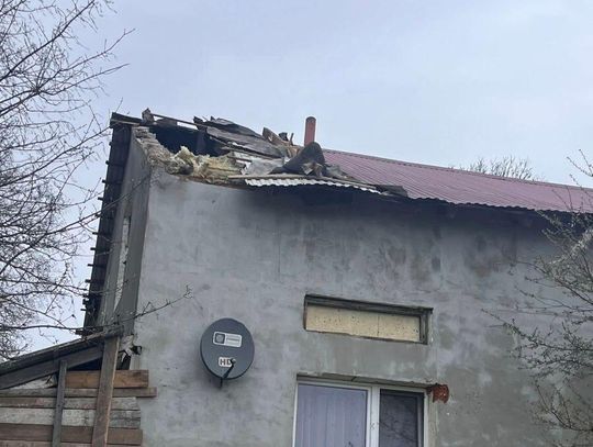 Silny wiatr nad powiatem tomaszowskim. Liczne interwencje strażaków [ZDJĘCIA]