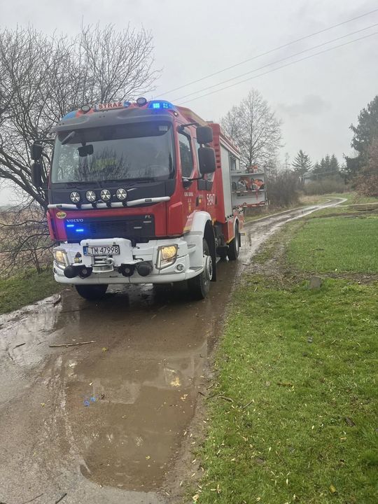 Silny wiatr nad powiatem tomaszowskim. Liczne interwencje strażaków [ZDJĘCIA]