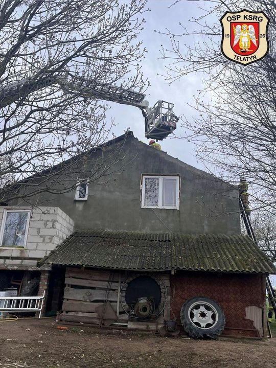 Silny wiatr nad powiatem tomaszowskim. Liczne interwencje strażaków [ZDJĘCIA]