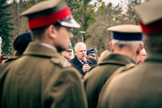 Tomaszów Lubelski: Marsz Pamięci Ofiar Zbrodni Katyńskiej i Zesłańców na Sybir [ZDJĘCIA]