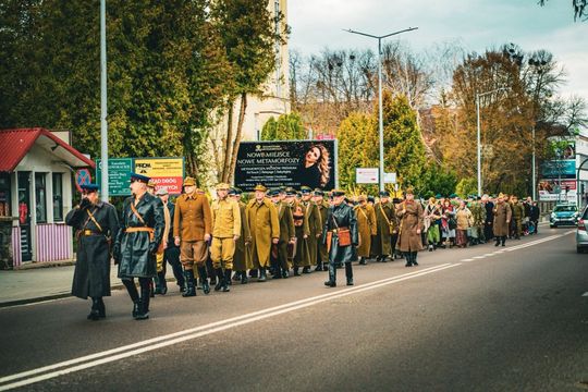 Tomaszów Lubelski: Marsz Pamięci Ofiar Zbrodni Katyńskiej i Zesłańców na Sybir [ZDJĘCIA]
