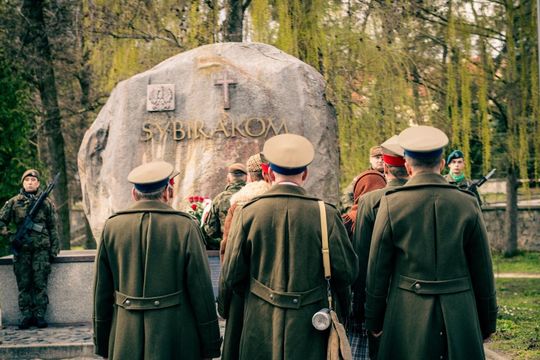 Tomaszów Lubelski: Marsz Pamięci Ofiar Zbrodni Katyńskiej i Zesłańców na Sybir [ZDJĘCIA]