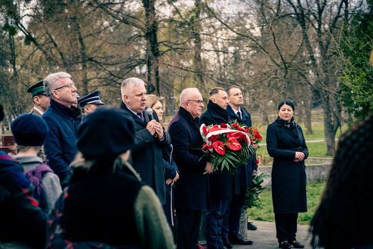 Tomaszów Lubelski: Marsz Pamięci Ofiar Zbrodni Katyńskiej i Zesłańców na Sybir [ZDJĘCIA]