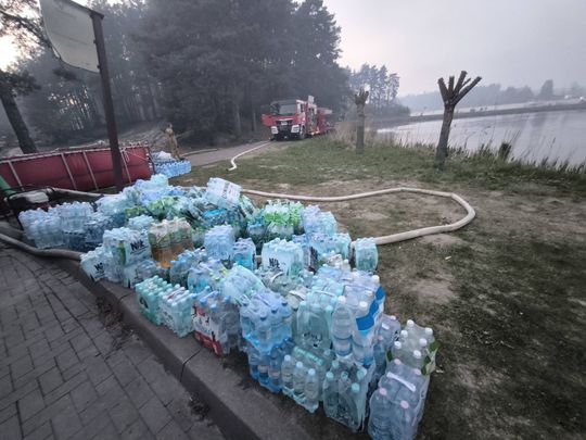 Chwila wytchnienia dla strażaków gaszących pożar Puszczy Solskiej [ZDJĘCIA]