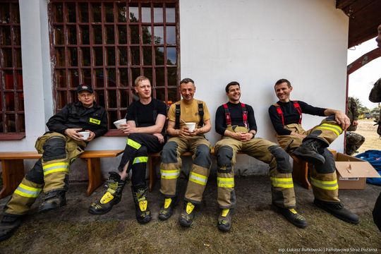 Chwila wytchnienia dla strażaków gaszących pożar Puszczy Solskiej [ZDJĘCIA]