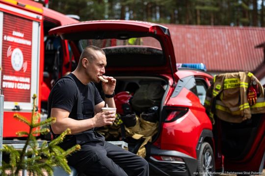 Chwila wytchnienia dla strażaków gaszących pożar Puszczy Solskiej [ZDJĘCIA]