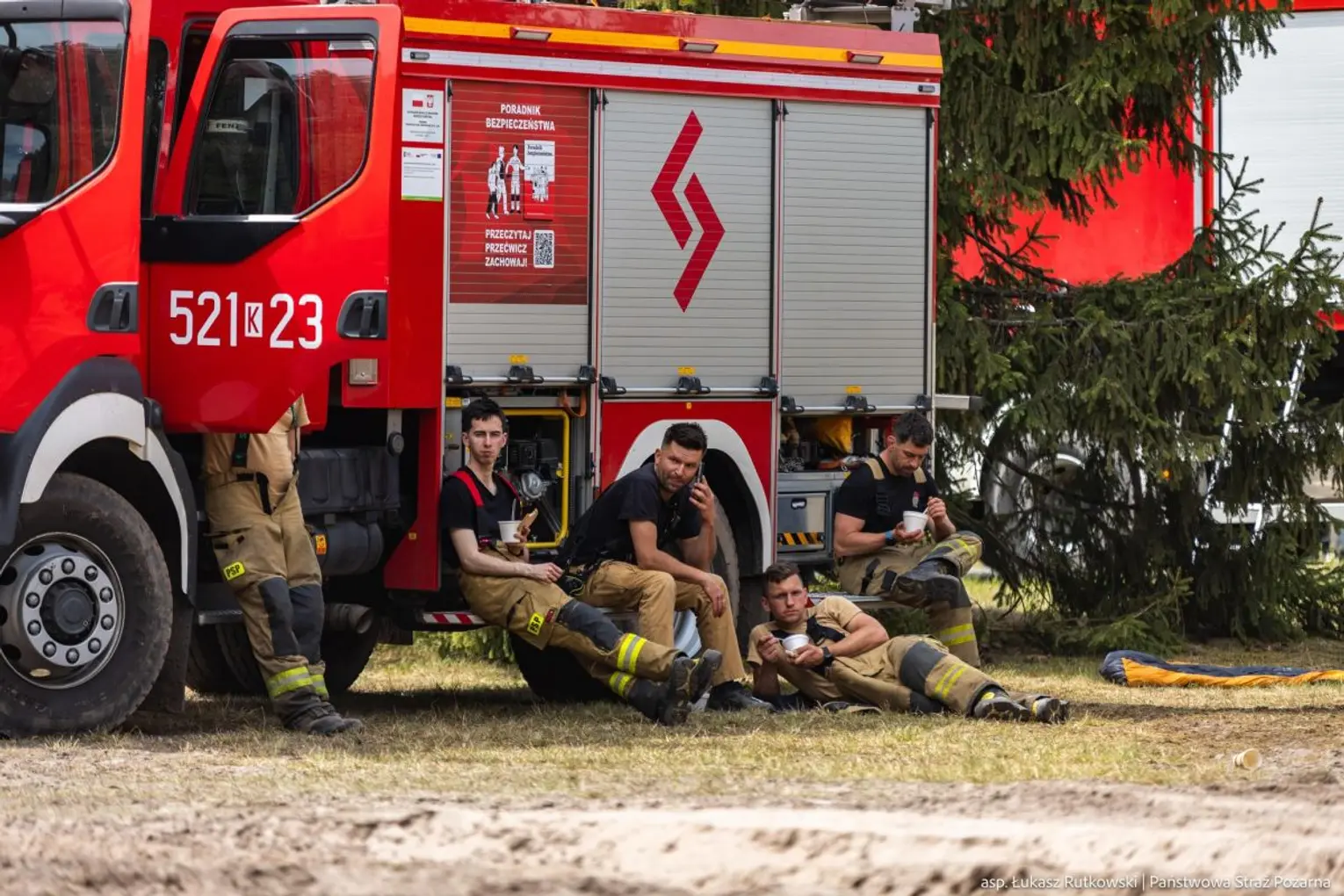 Chwila wytchnienia dla strażaków gaszących pożar Puszczy Solskiej [ZDJĘCIA]