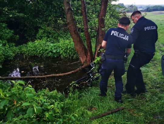 Księżpol: Uciekając przed policją, z rowerem wylądował w stawie [ZDJĘCIA]