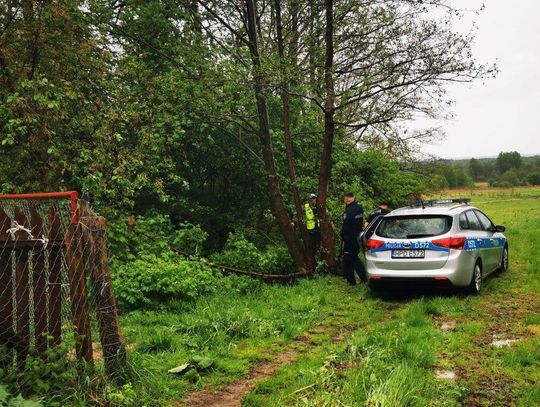 Księżpol: Uciekając przed policją, z rowerem wylądował w stawie [ZDJĘCIA]