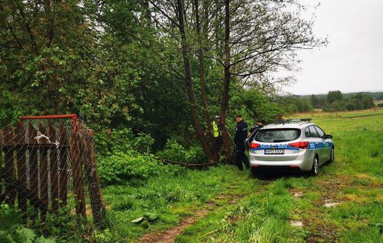 Księżpol: Uciekając przed policją, z rowerem wylądował w stawie [ZDJĘCIA]