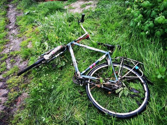 Księżpol: Uciekając przed policją, z rowerem wylądował w stawie [ZDJĘCIA]