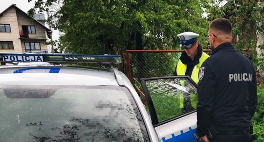 Księżpol: Uciekając przed policją, z rowerem wylądował w stawie [ZDJĘCIA]