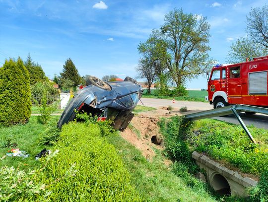 Nieprzytomny kierowca i troje pasażerów trafili do szpitala po dachowaniu Audi w Łubczu [ZDJĘCIA]