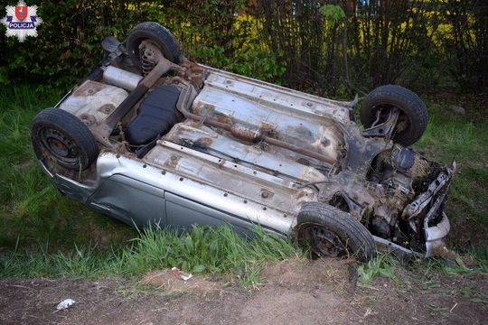 Kierujący toyotą dachował. Świadkami wypadku byli policjanci, pierwsi ruszyli na ratunek [ZDJĘCIA]