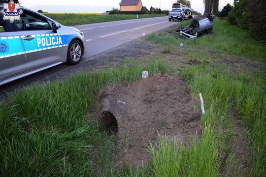 Kierujący toyotą dachował. Świadkami wypadku byli policjanci, pierwsi ruszyli na ratunek [ZDJĘCIA]