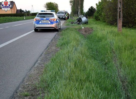 Kierujący toyotą dachował. Świadkami wypadku byli policjanci, pierwsi ruszyli na ratunek [ZDJĘCIA]