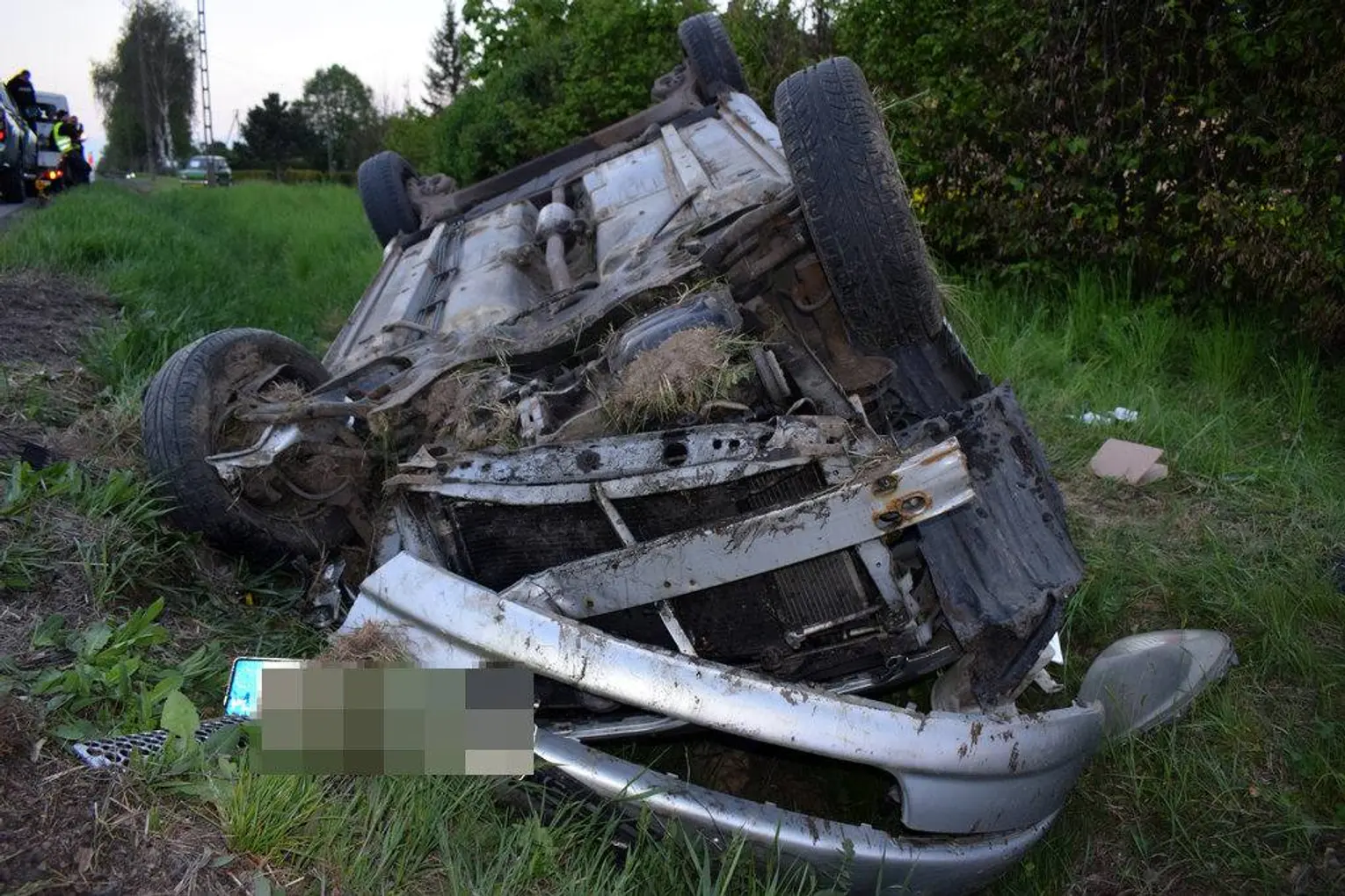 Kierujący toyotą dachował. Świadkami wypadku byli policjanci, pierwsi ruszyli na ratunek [ZDJĘCIA]