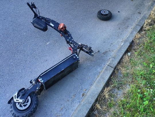 13-latek z głośnika zrobił siedzenie na hulajnodze! Doszło do wypadku [ZDJĘCIA]