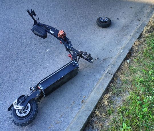 13-latek z głośnika zrobił siedzenie na hulajnodze! Doszło do wypadku [ZDJĘCIA]