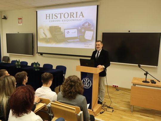 9 czerwca odbyło się Forum Finansów i Rachunkowości pod hasłem „Nowoczesna księgowość – fundament bezpiecznego biznesu”, zorganizowane z okazji Dnia Księgowego przez Instytut Finansów i Rachunkowości oraz Studenckie Koło Naukowe Przedsiębiorczości Akademii Zamojskiej.