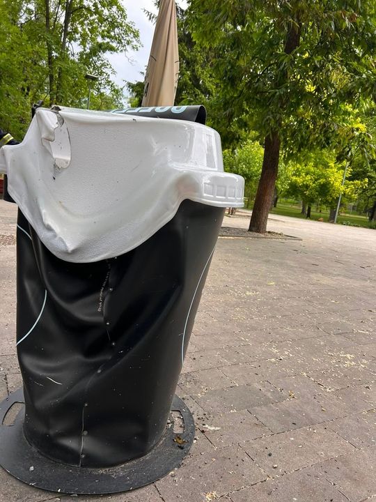 Nocny pożar w parku w Tomaszowie. Spłonęło wyposażenie lodziarni [ZDJĘCIA]