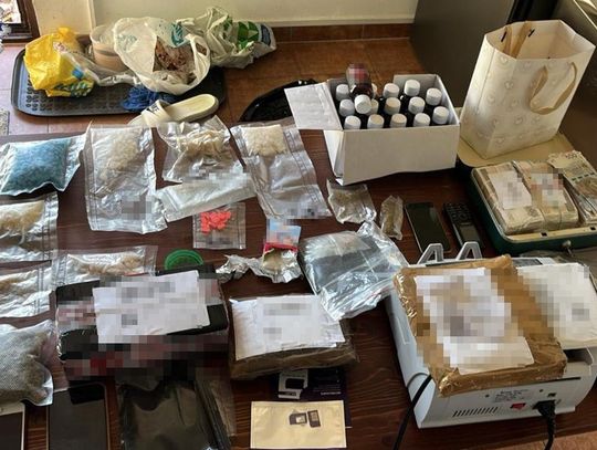 Zamość: 26 kg narkotyków i 400 tys. zł. Trzy osoby zatrzymane przez policję [ZDJĘCIA]