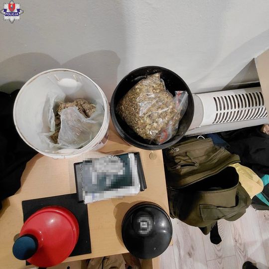 Zamość: 26 kg narkotyków i 400 tys. zł. Trzy osoby zatrzymane przez policję [ZDJĘCIA]