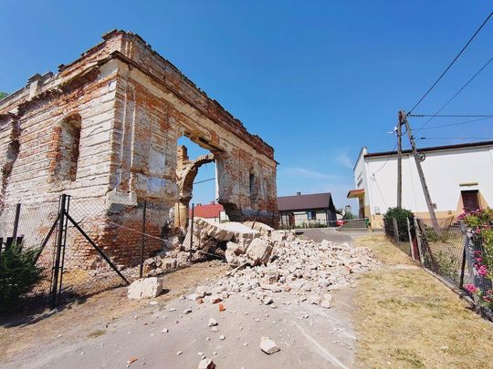 Na ulicę zawaliła się ściana synagogi w Łaszczowie! [ZDJĘCIA]