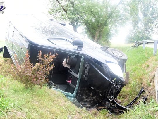 Wypadek w gm. Radecznica. Bus dachował, pasażerki trafiły do szpitala [ZDJĘCIA]