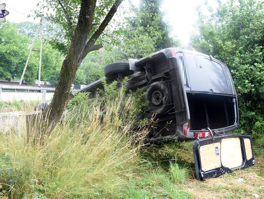 Wypadek w gm. Radecznica. Bus dachował, pasażerki trafiły do szpitala [ZDJĘCIA]