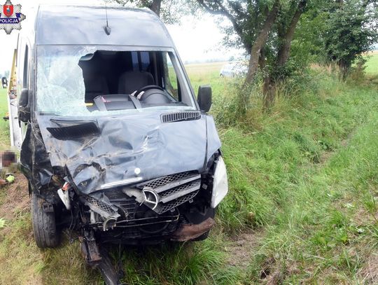 Wypadek w gm. Radecznica. Bus dachował, pasażerki trafiły do szpitala [ZDJĘCIA]