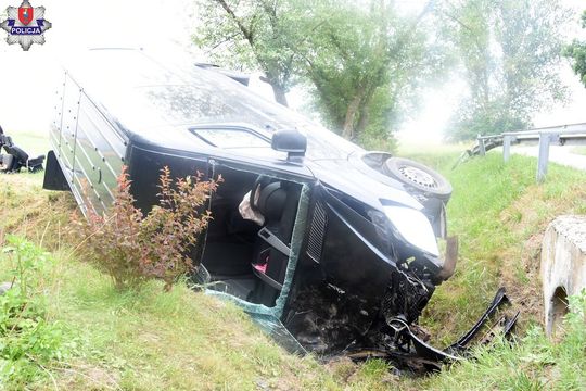 Wypadek w gm. Radecznica. Bus dachował, pasażerki trafiły do szpitala [ZDJĘCIA]
