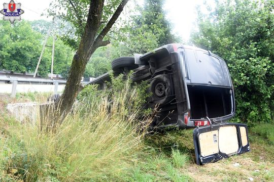 Wypadek w gm. Radecznica. Bus dachował, pasażerki trafiły do szpitala [ZDJĘCIA]