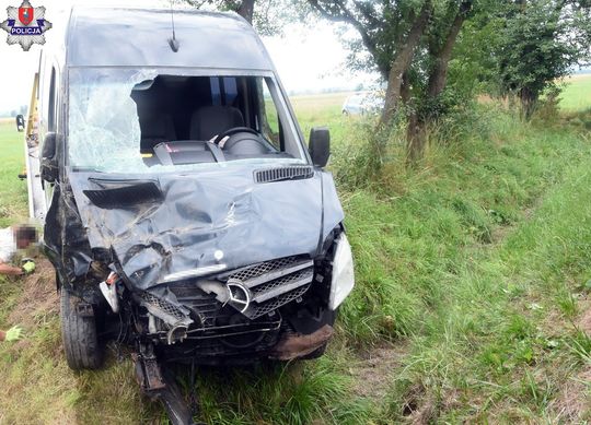 Wypadek w gm. Radecznica. Bus dachował, pasażerki trafiły do szpitala [ZDJĘCIA]