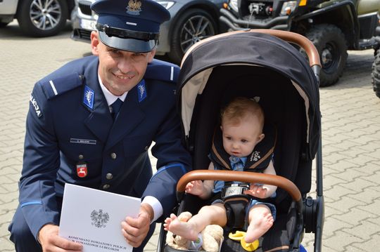 Święto Policji w Tomaszowie. Awanse, odznaczenia i medale [ZDJĘCIA]