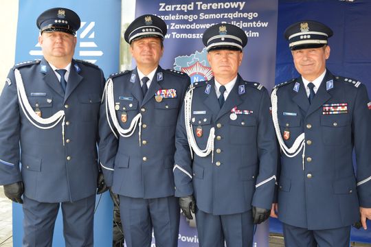 Święto Policji w Tomaszowie. Awanse, odznaczenia i medale [ZDJĘCIA]