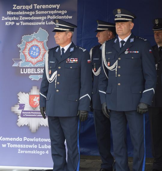 Święto Policji w Tomaszowie. Awanse, odznaczenia i medale [ZDJĘCIA]