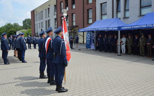 Święto Policji w Tomaszowie. Awanse, odznaczenia i medale [ZDJĘCIA]