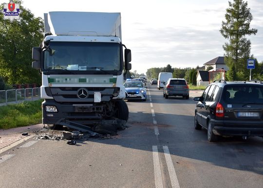 Nietrzeźwy kierowca audi czołowo zderzył się z ciężarówką [ZDJĘCIA]