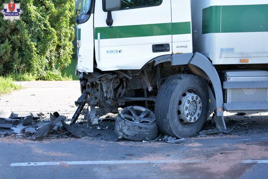 Nietrzeźwy kierowca audi czołowo zderzył się z ciężarówką [ZDJĘCIA]