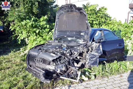 Nietrzeźwy kierowca audi czołowo zderzył się z ciężarówką [ZDJĘCIA]