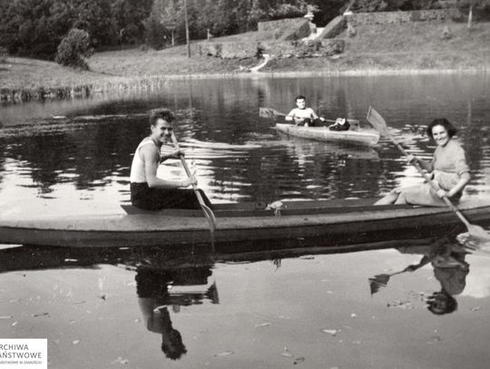 Kajaki na stawie w parku miejskim w Zamościu, poł. l. 50. XX w.