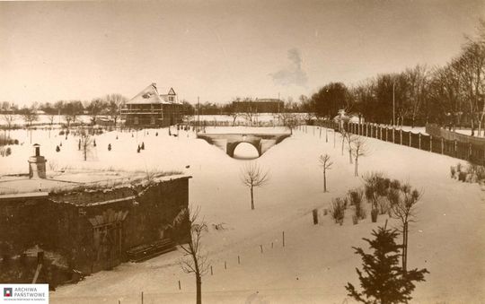 Most zimą w parku miejskim w Zamościu, autor Jan Strzyżowski