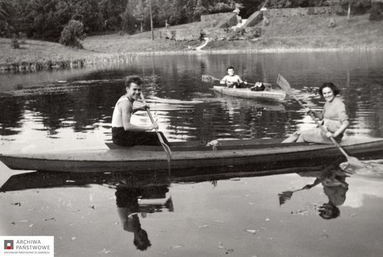 Kajaki na stawie w parku miejskim w Zamościu, poł. l. 50. XX w.